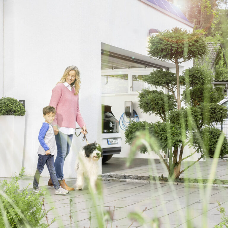 Familie mit Hund und MENNEKES Wallbox in Garage