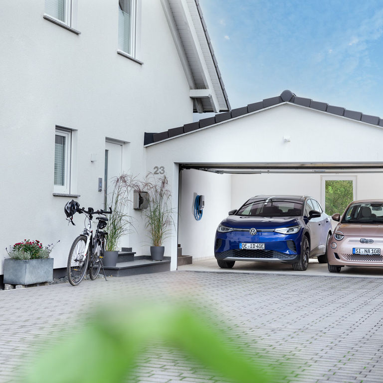 Wallbox in einer Garage lädt PV Überschuss
