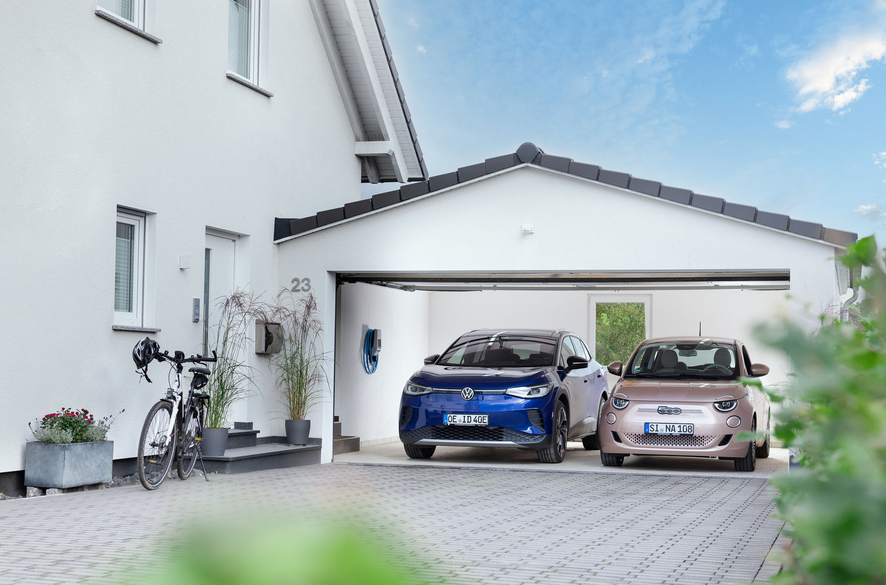 Wallbox in einer Garage lädt PV Überschuss