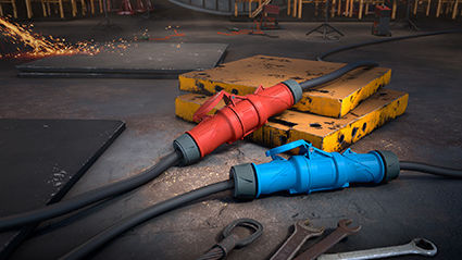 MENNEKES PowerTOP® Xtra Keyvisual mit zwei Steckvorrichtungen in den Farben Rot und Blau