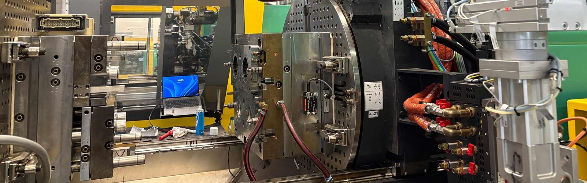 Produktionsanlage zur Kunststoff- und Kautschukverarbeitung in einer industriellen Fertigungshalle.