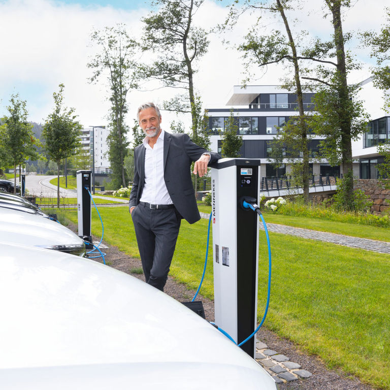 MENNEKES Ladesäulen auf einem Firmenparkplatz