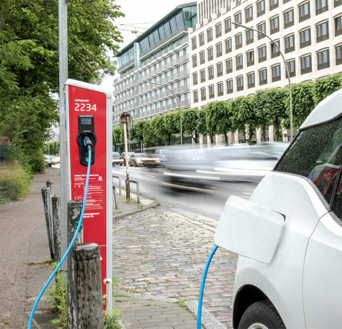 Auto lädt an einer öffentlichen Ladesäule