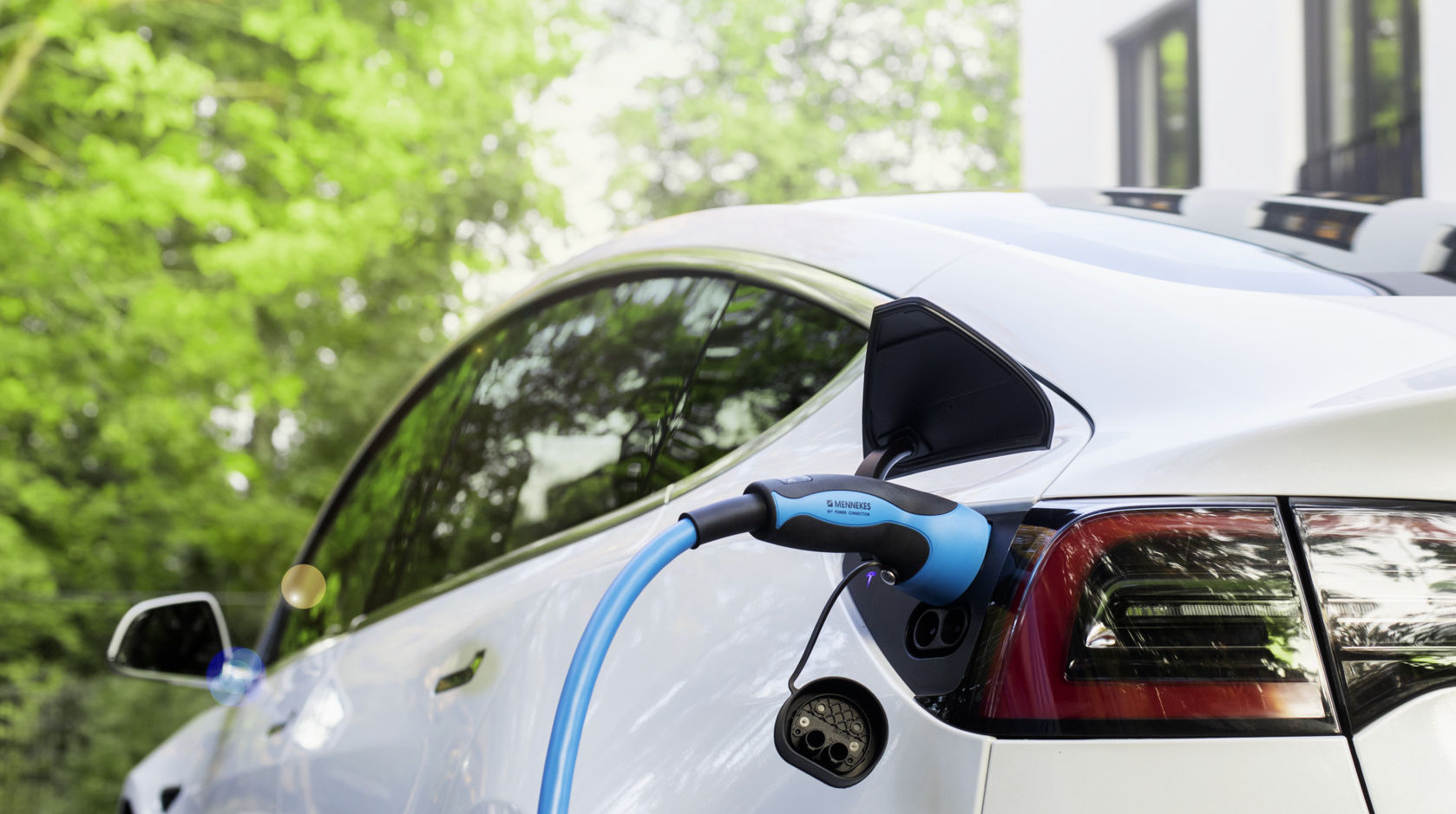 Elektroauto wird aufgeladen
