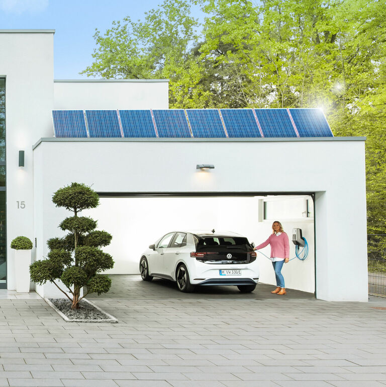 Wallbox in Garage mit Solaranlage auf dem Dach
