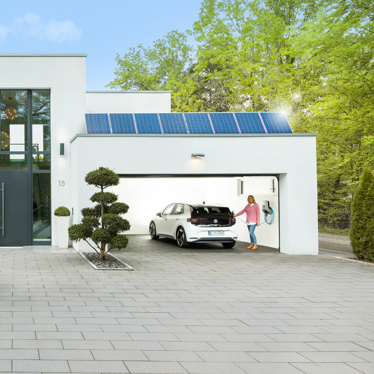 Wallbox in Garage mit Solaranlage auf dem Dach