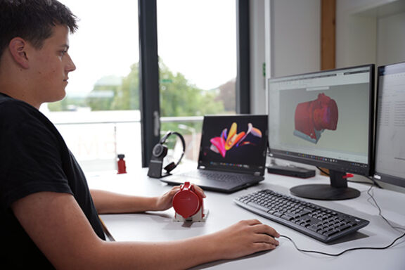 Technischer Produktdesigner arbeitet am Computer