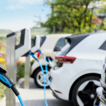 E-Autos laden an Wallboxen auf dem Parkplatz eines Unternehmens