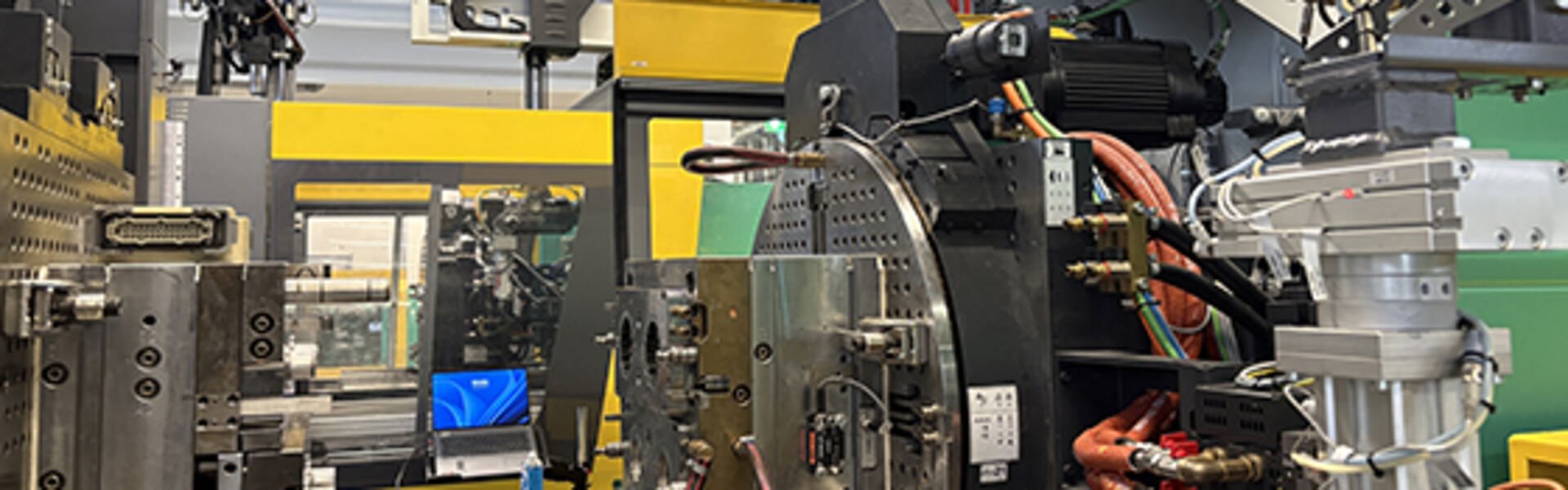 Produktionsanlage zur Kunststoff- und Kautschukverarbeitung in einer industriellen Fertigungshalle.