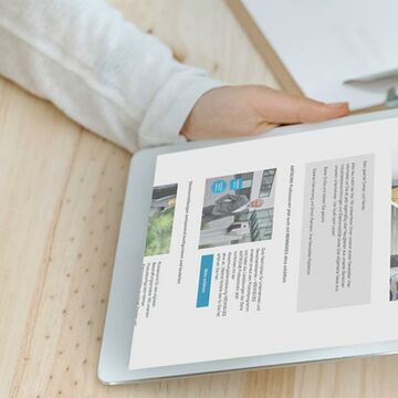 Abbildung eines Tablets und eines Smartphones mit einem Sreenshots des MENNEKES Newsletters