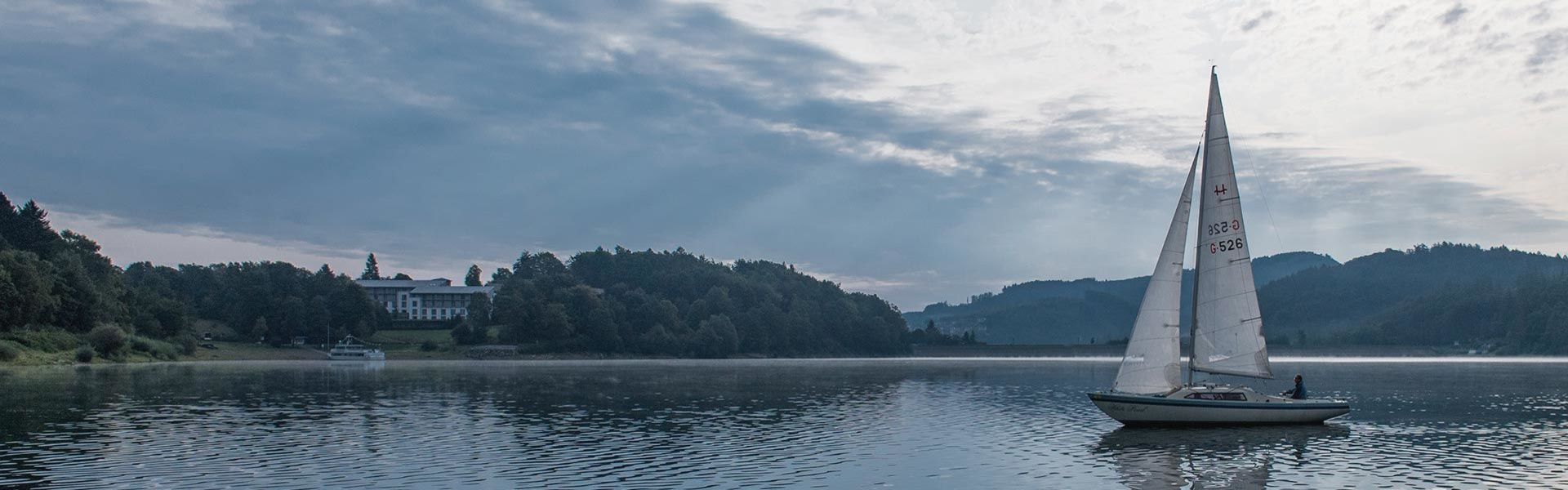 Ein Segelboot auf dem See