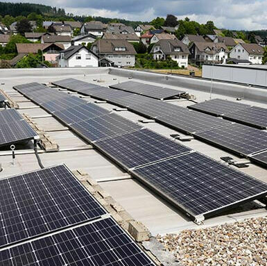 Aufnahme mehrerer Solarpanels auf dem Dach eines Gebäudes