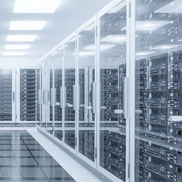 Einblick in einen Raum im Rechenzentrum mit Serverschränken