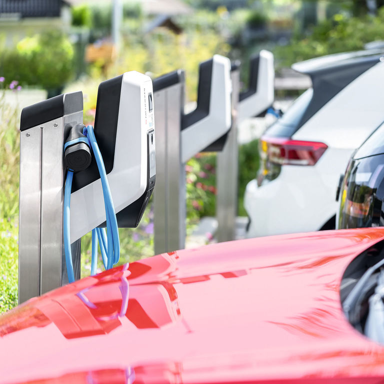 Wallbox mit Standfuß auf einem Parkplatz