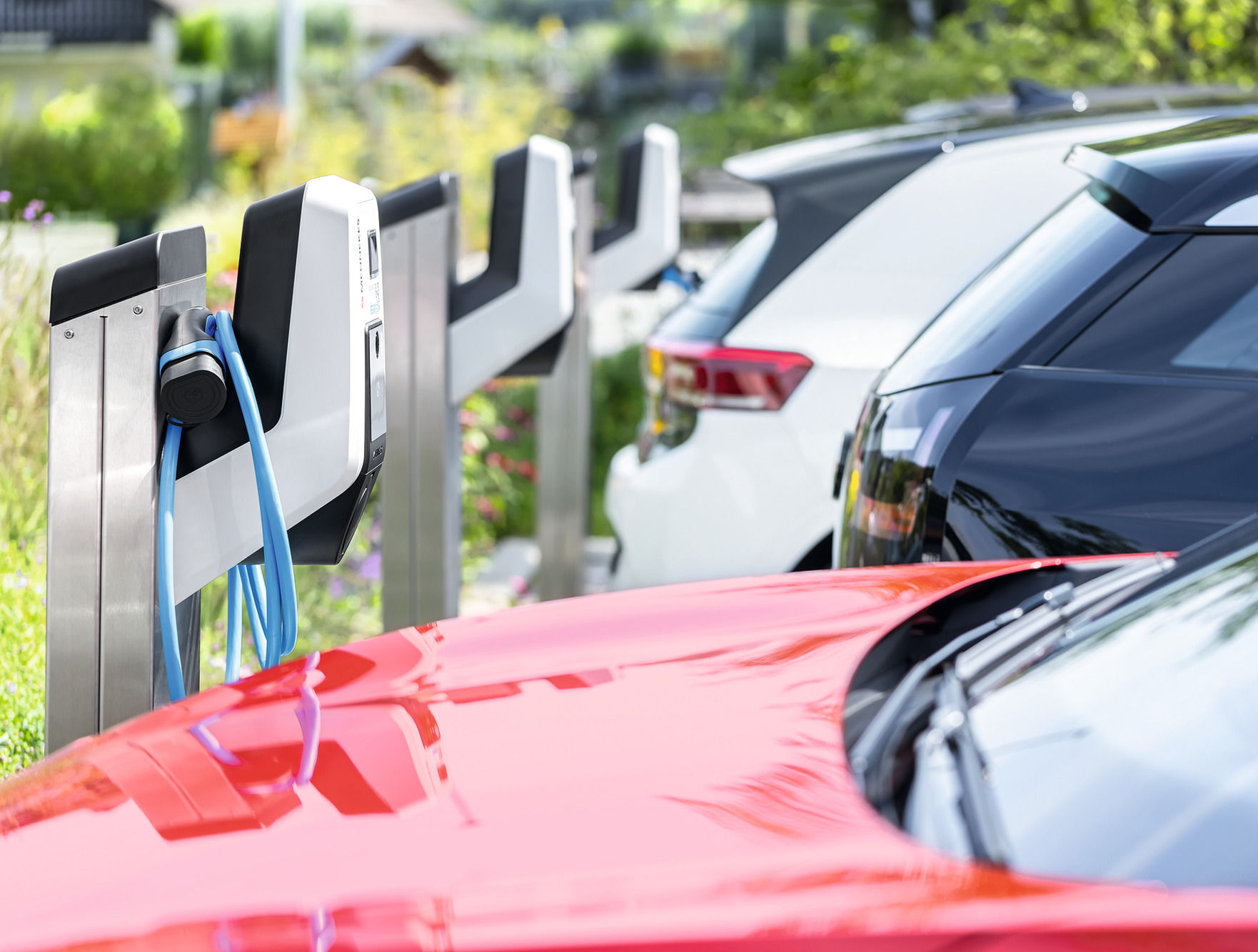 Wallbox mit Standfuß auf einem Parkplatz