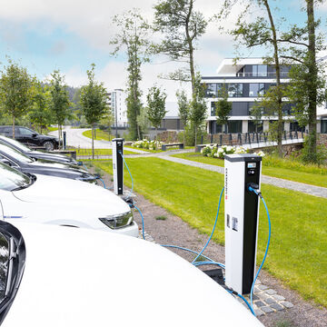 MENNEKES Ladesäulen auf einem Firmenparkplatz