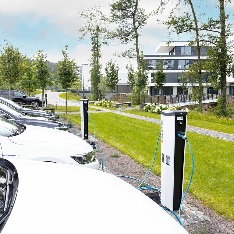 MENNEKES Ladesäulen auf einem Firmenparkplatz