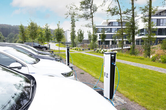 MENNEKES Ladesäulen auf einem Firmenparkplatz