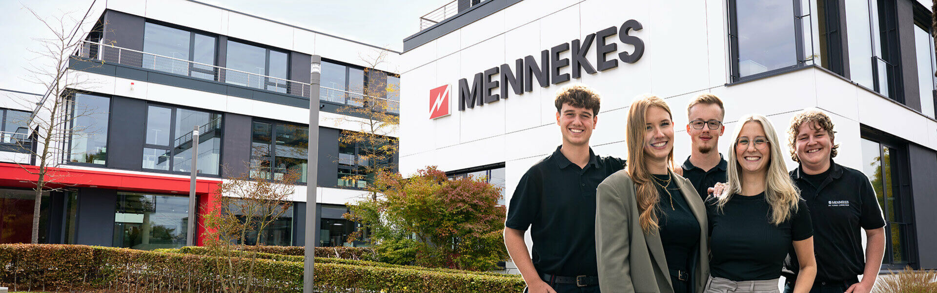 Eine Frau und ein Mann stehen mit dem Rücken zueinander und schauen lächelnd in die Kamera