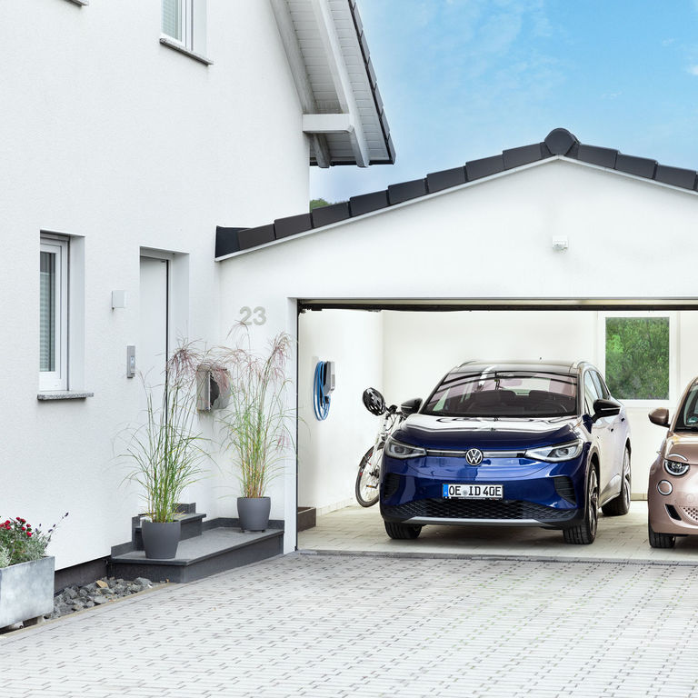 Garage mit Wallbox und Auto