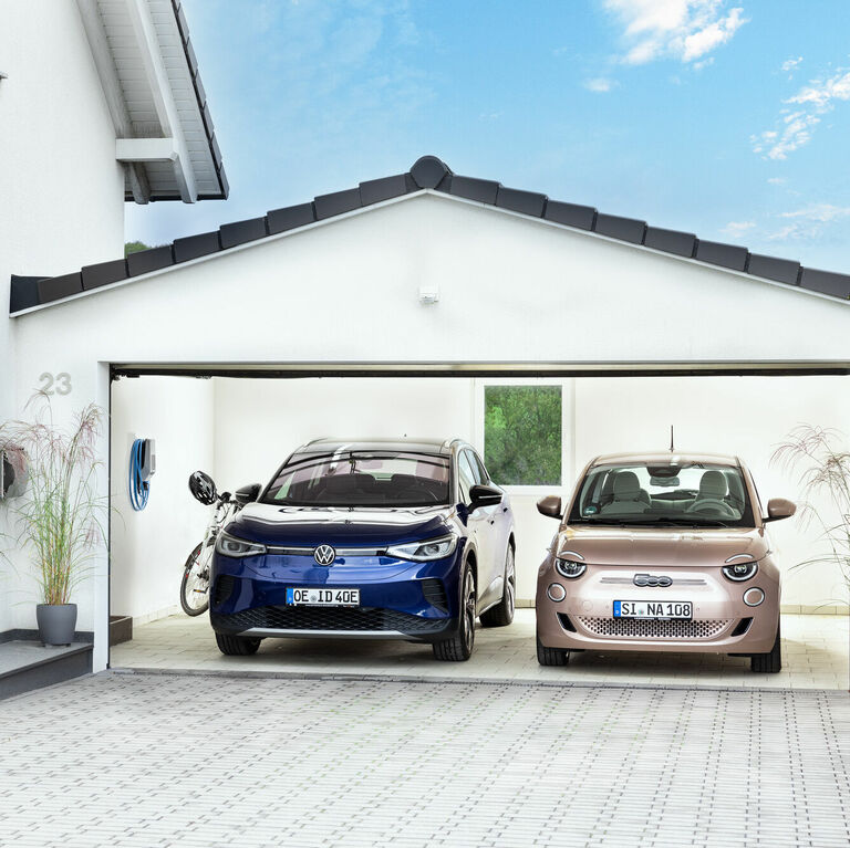 Garage mit Wallbox und Auto