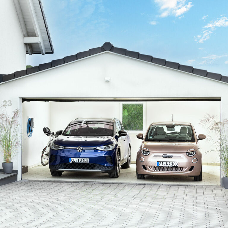Garage mit Wallbox und Auto