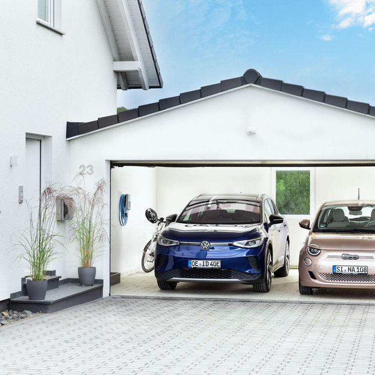 Garage mit Wallbox und Auto