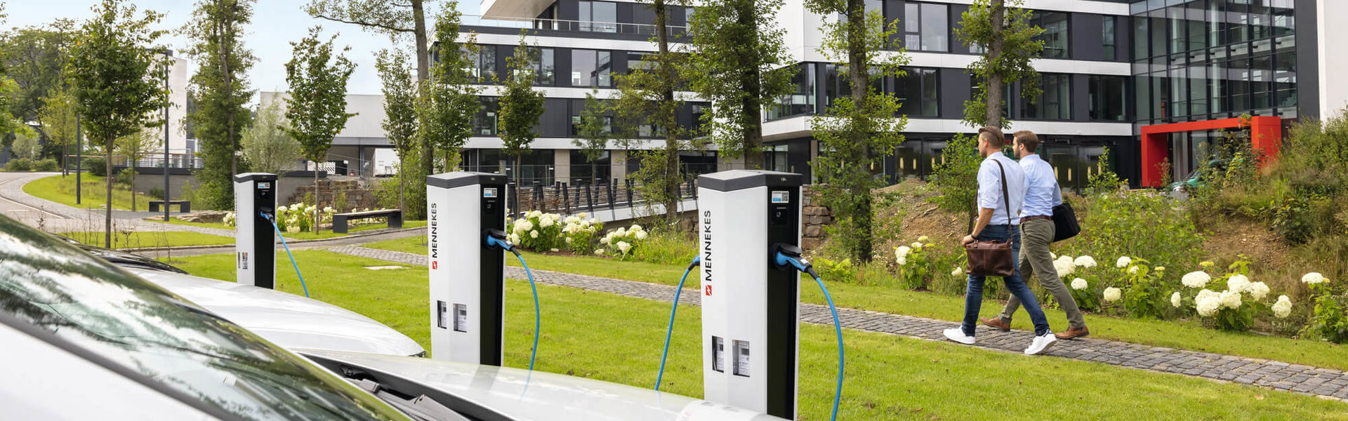 MENNEKES Ladesäulen auf einem Firmenparkplatz 