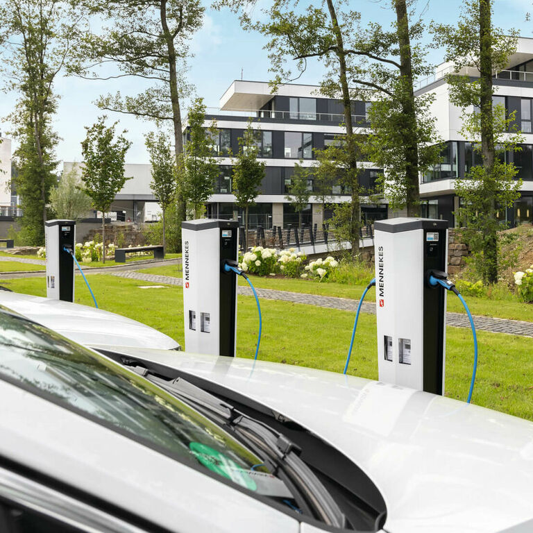 MENNEKES Ladesäulen auf einem Firmenparkplatz 