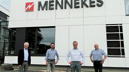 Vier Männer stehen vor dem Bürogebäude von MENNEKES