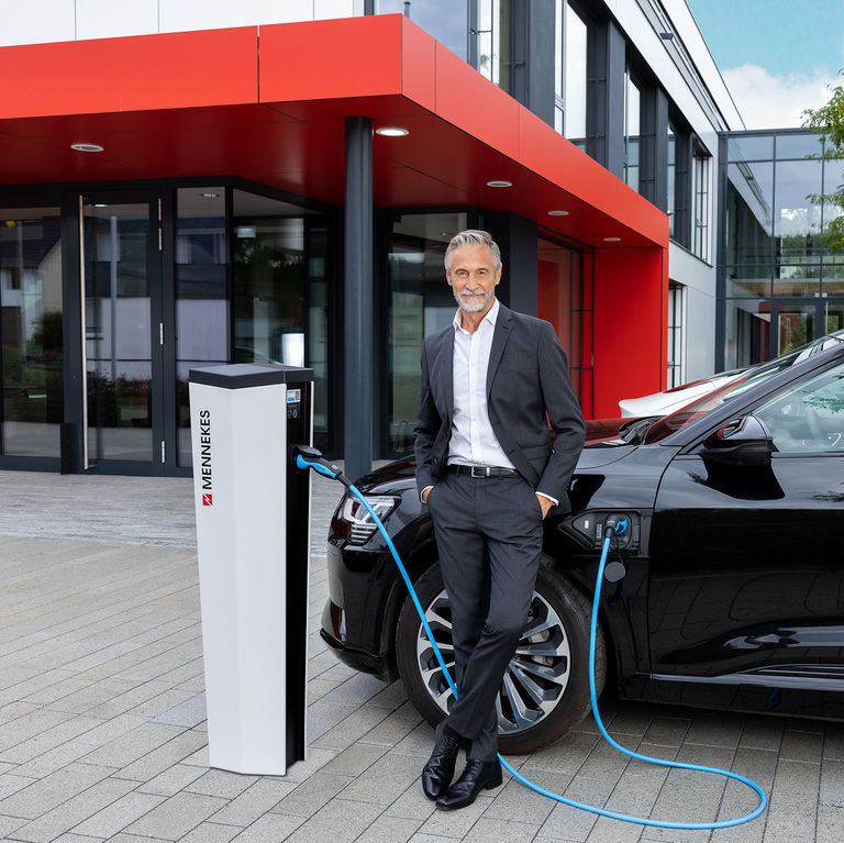 Unternehmer lädt sein Elektroauto an einer Ladesäule