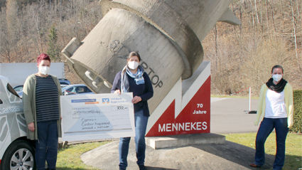 drei MENNEKES Mitarbeiterin halten einen Spendenscheck 