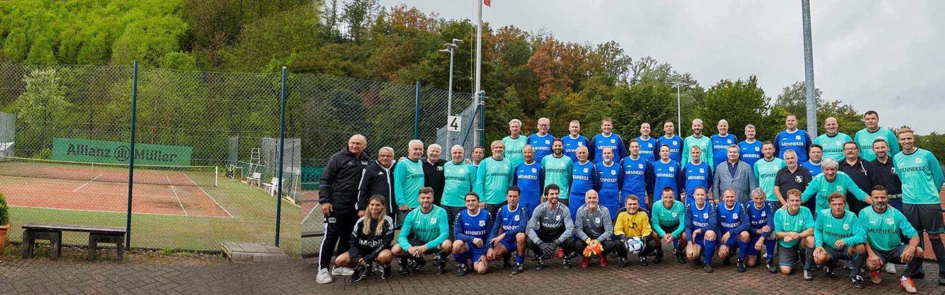 Eine Gruppenaufnahme zweier Fußballmannschaften in blauen und türkisen Trikots 